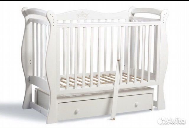 Детская кроватка с маятником