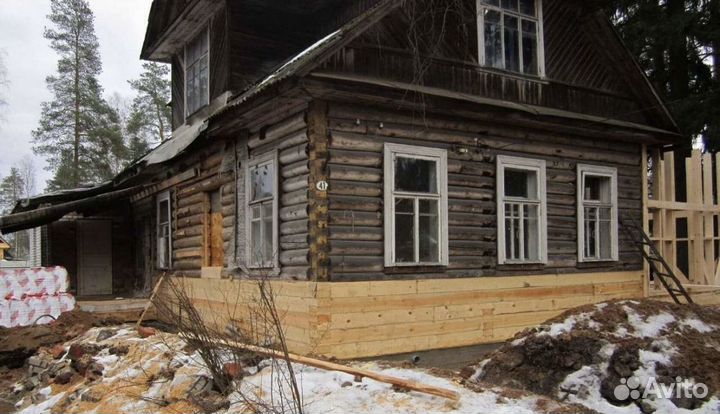 Замена венца деревянного пола, подъем дома