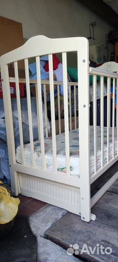 Детская кроватка с маятником и ящиком для малышей