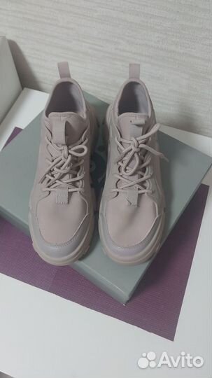 Кроссовки женские