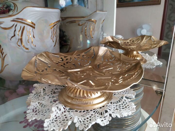 Метал ваза золотая