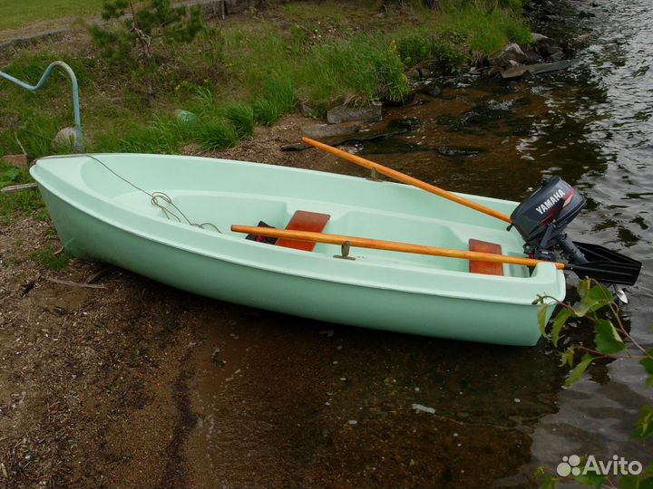 Весельная прогулочная лодка из стеклопластика