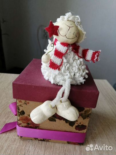 Керамическая фигурка девочки барашка