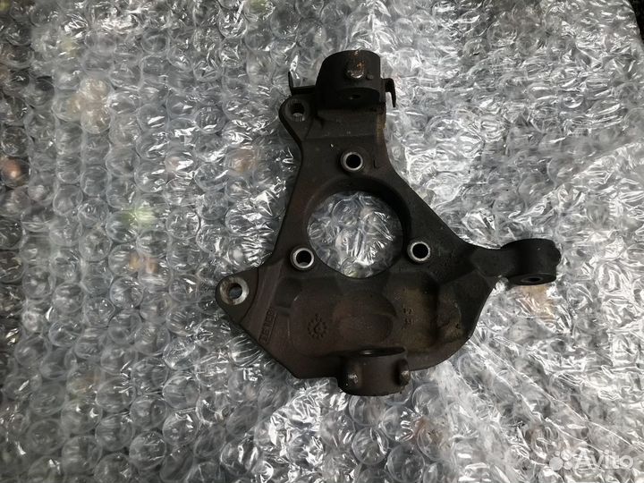 Кулак поворотный передний левый Chevrolet Tahoe