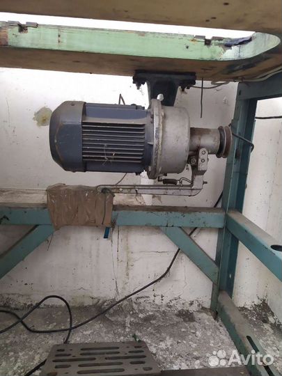 Швейная машинка, швейный стол