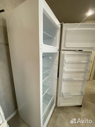 Холодильник двухкамерный бу Hi HTD015552W