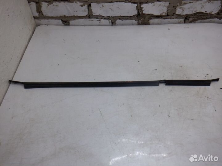 Молдинг стекла задней двери Pajero Sport Montero K