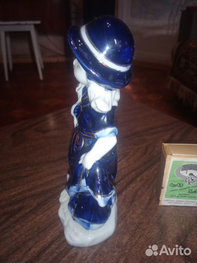 Статуэтка фарфор,девочка с цветами