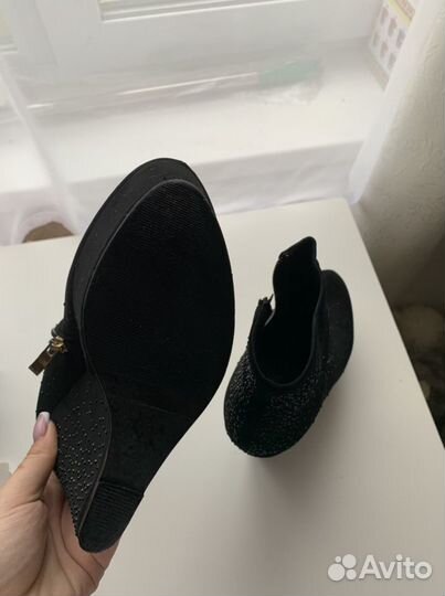 Ботильоны на танкетке