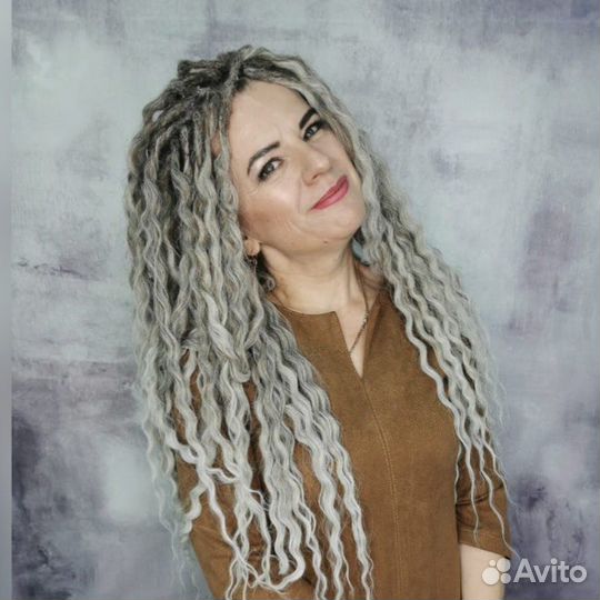 Модель на афролоконы, плетение де дред, де кос