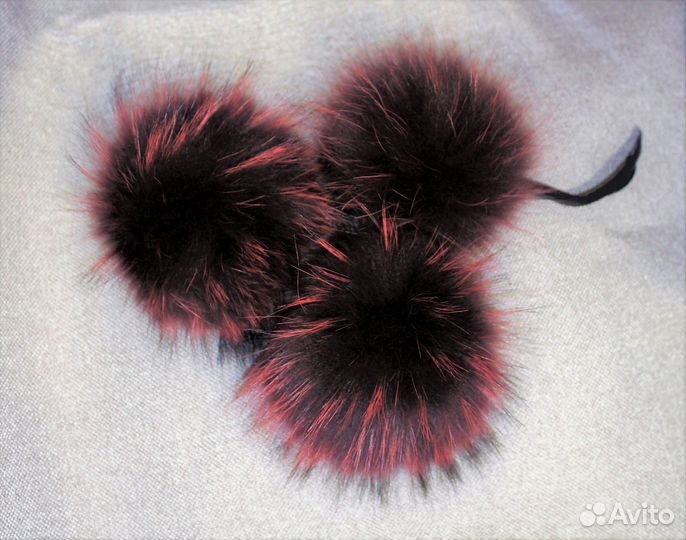 Помпоны из меха енота
