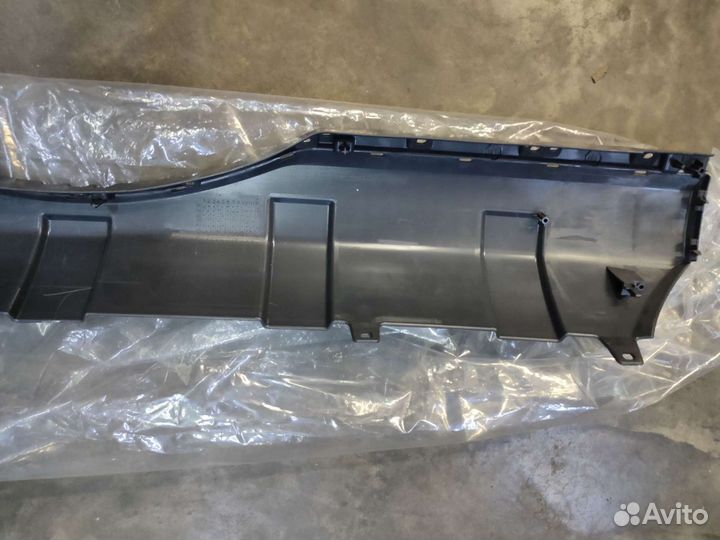 Накладка заднего бампера Pajero 4 новая оригинал