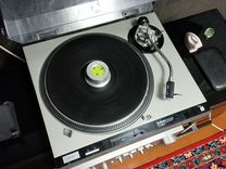 ребенок сломал игрушку. испортить вещь. испортила чужую вещь. человек разбивает стекло. статья за порча имущество.