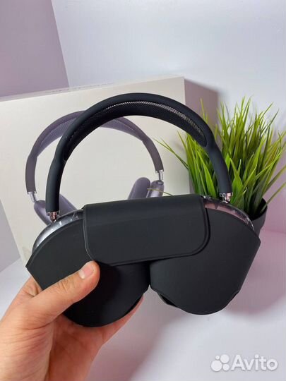 AirPods Max (white and Black)