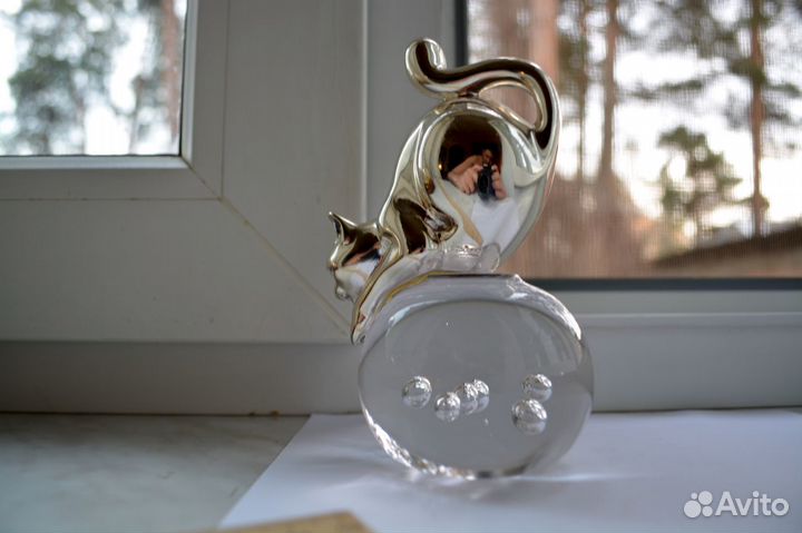 Кошка на шаре стекла покрытая серебром