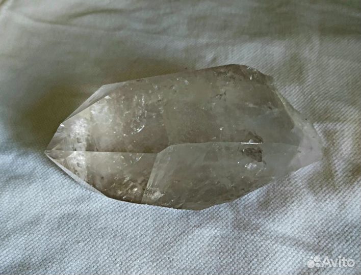 Крупный кристалл горного хрусталя