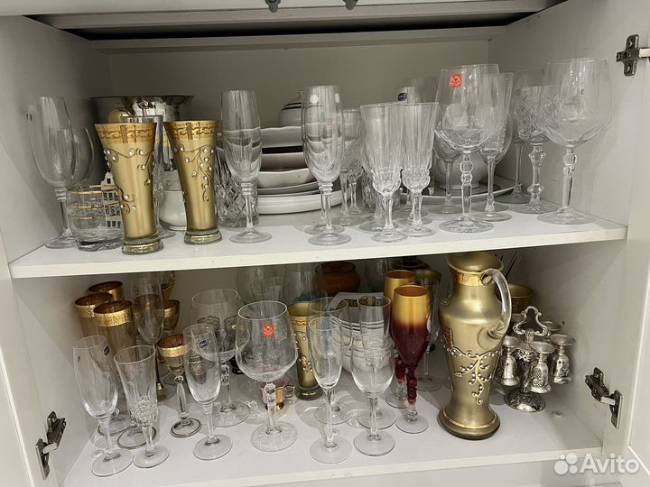 Посуда: бокалы графин чайник тарелки