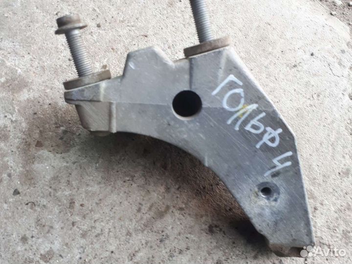 Левый кронштейн МКПП фольксваген гольф 4