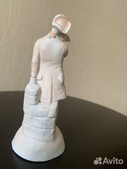 Статуэтка фарфоровая старая. Кавалер с голубем