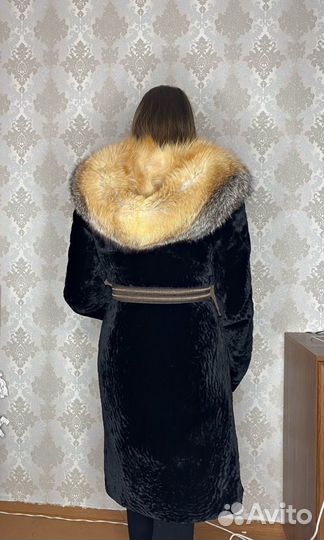 Шуба мутоновая с капюшоном из лисы