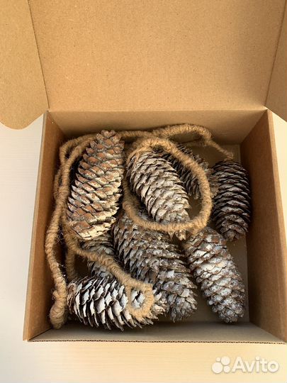 Гирлянда-подвеска новогодняя с еловыми шишками