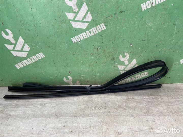 Уплотнитель стекла двери Пежо 206