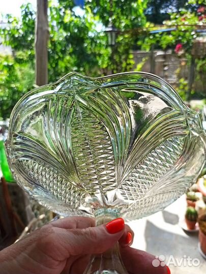 Ваза для фруктов на ножке