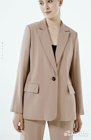 Костюмы женские