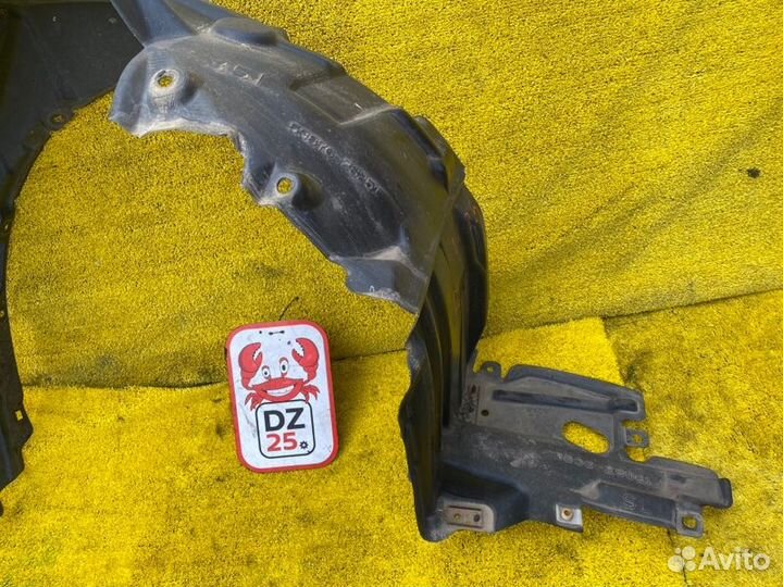 Подкрылок передний левый Toyota Voxy/Noah