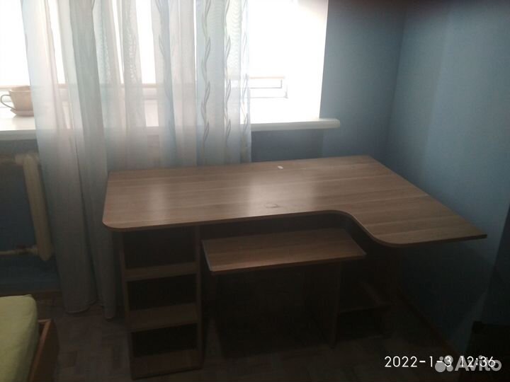 Письменный стол, есть место под компьютер