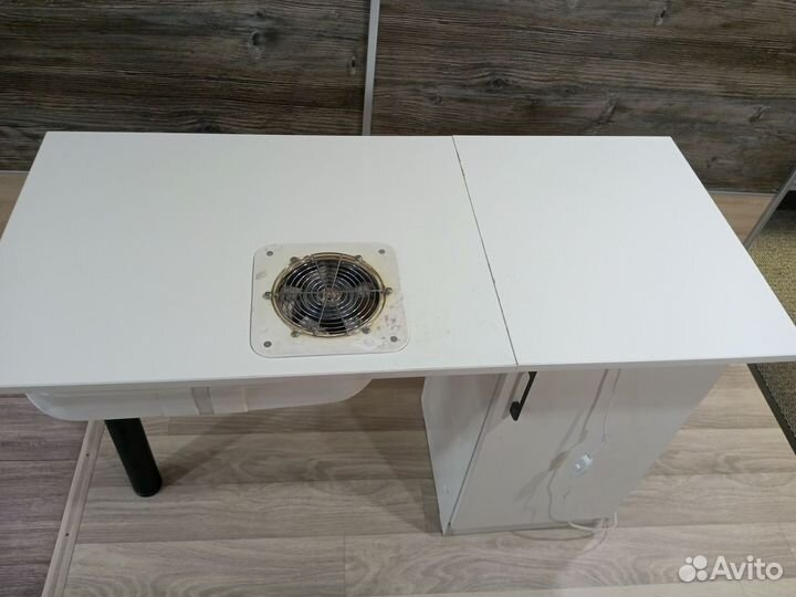 Маникюрный стол с вытяжкой