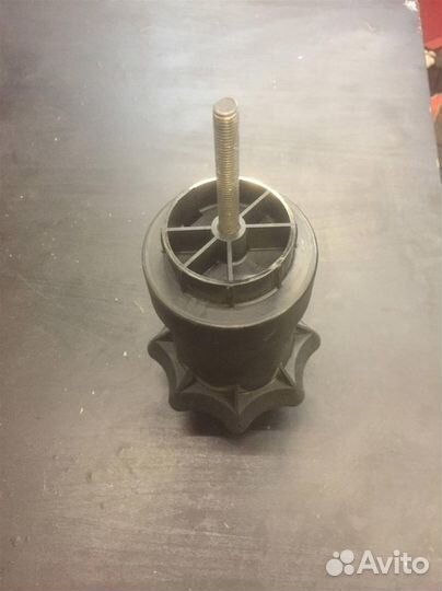 Винт крепления запасного колеса #: 471 Volkswagen