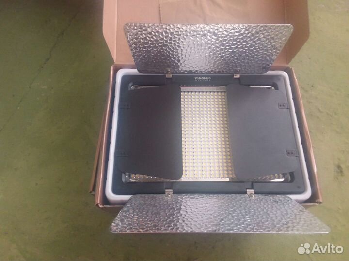 Свет профессиональный Yongnuo Китай + блок питания