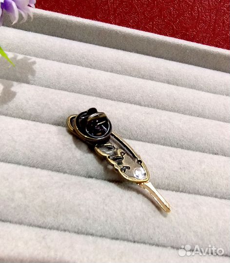 Винтажная брошь перо куриная лапка