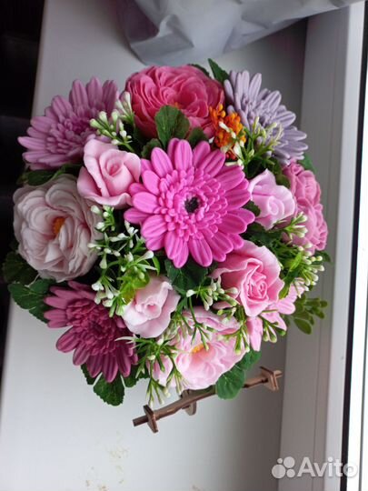 Мыльный букет в деревянном велосипеде