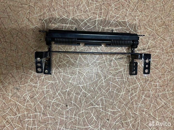 Кронштейн крышки подлокотника Toyota Петля