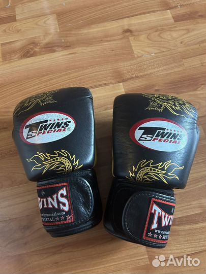 Боксерские перчатки twins 12 oz