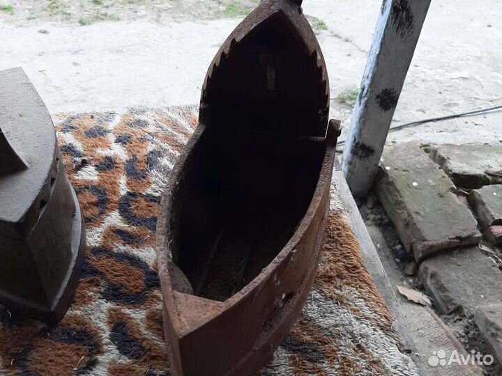 Старинный утюг на углях
