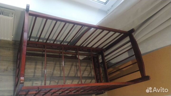 Детская кроватка с поперечным маятником