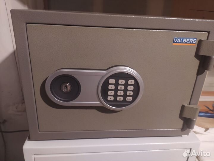 Сейф металлический для денег, документов, оружия