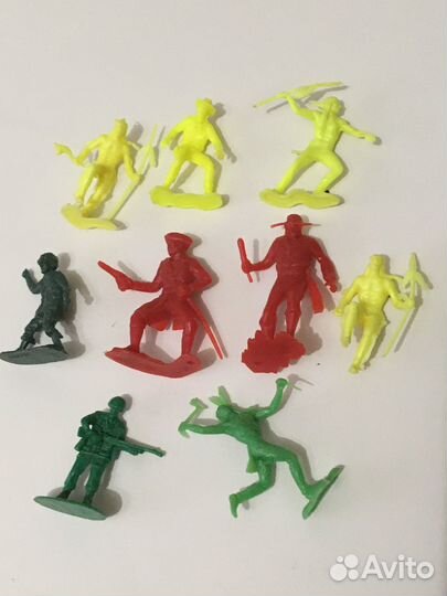 Солдаты, роботы, киндеры из 90х