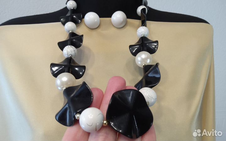 Комплект бижутерии серьги и крупные бусы