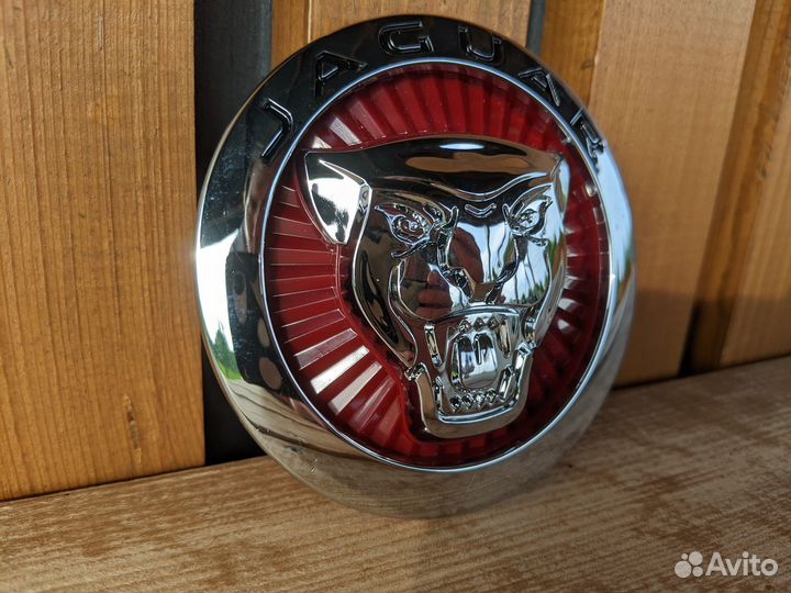 Эмблема решетки радиатора Jaguar XF
