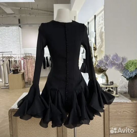 Платье черное с валанами