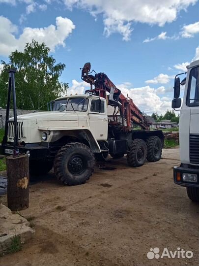 Водитель на Урал-Лесовоз