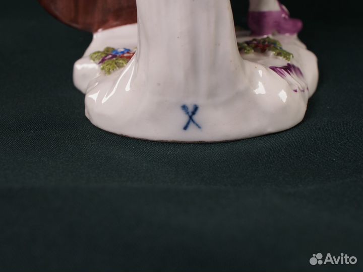 Фарфоровая статуэтка 