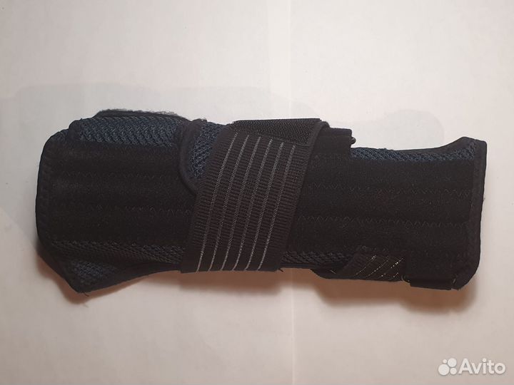 Бандаж на лучезапястный сустав, правый