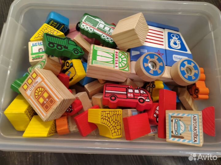 Деревянный конструктор и кубики