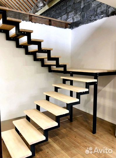 Лестница на металлокаркасе под ключ