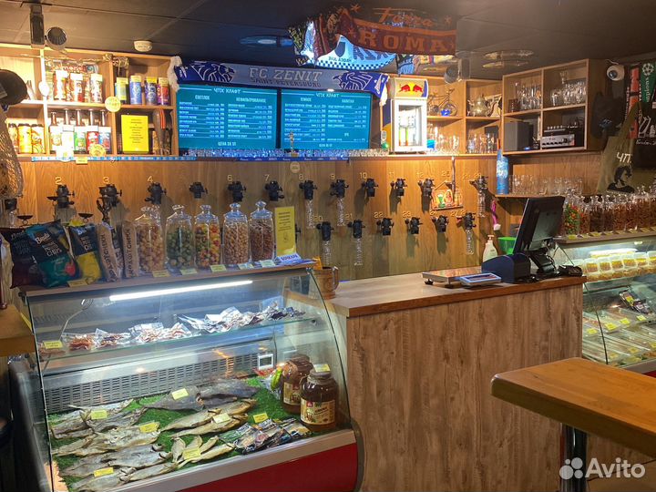 Бармен в модный магазин бар разливного пива